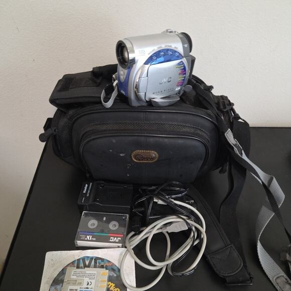 JVC Mega Pixel Digital Video Camera 500x zoom 08912765 W/Case & Accessories READ - Picture 1 of 7